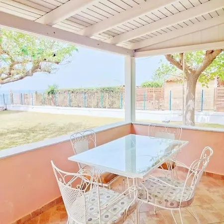 Amazing Beachfront Katakolo House Swim & Apartment Pírgos